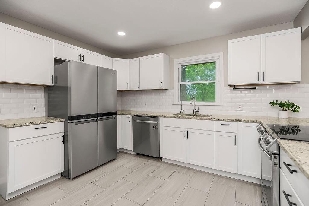 605 NW Lakeview Road — photo 9