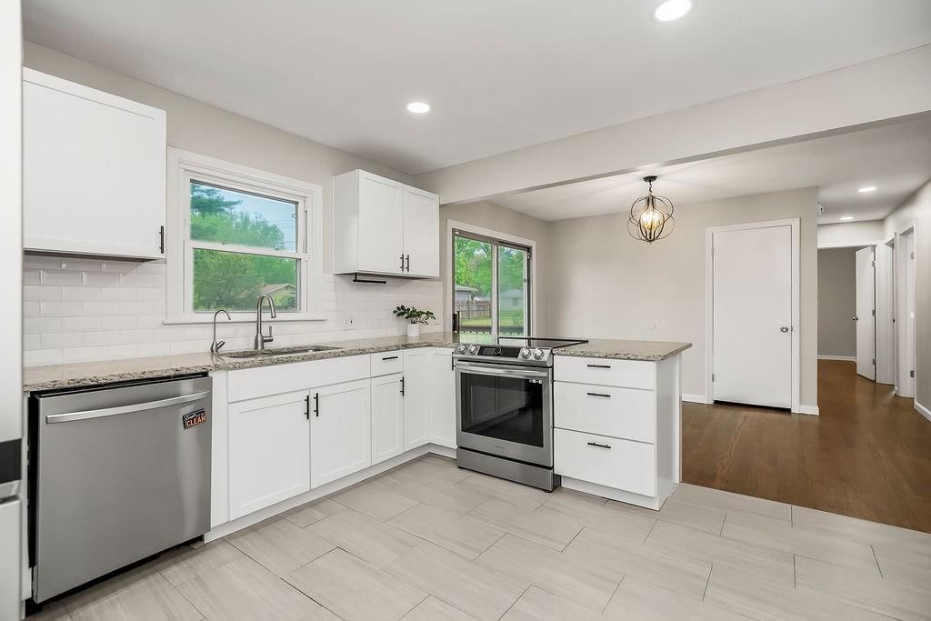 605 NW Lakeview Road — photo 10