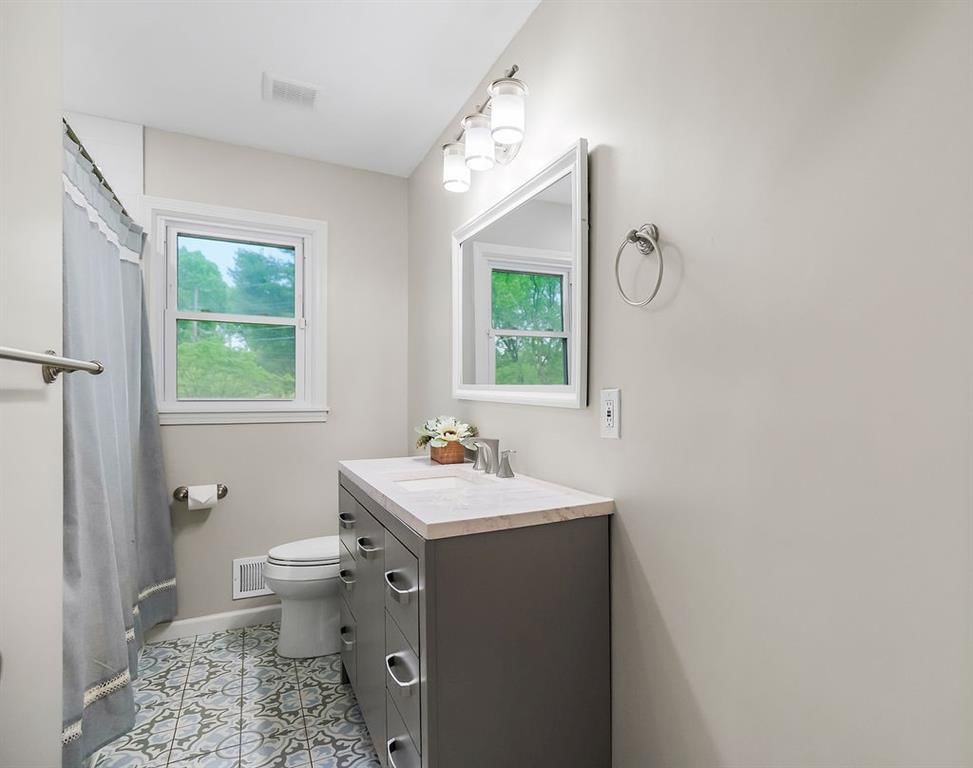 605 NW Lakeview Road — photo 16