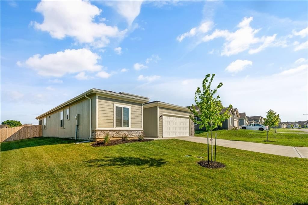 1592 Grayhawk Drive — photo 2