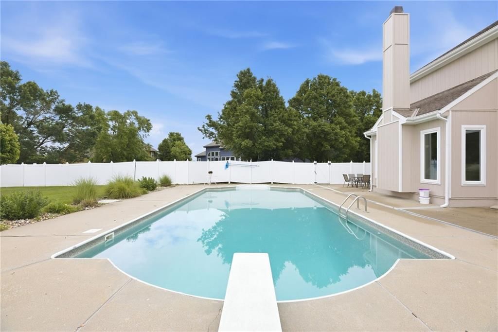 340 SE Chelsea Drive — photo 3