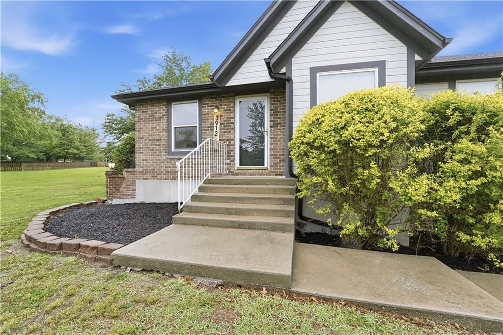3912 SW Linden Circle — photo 2
