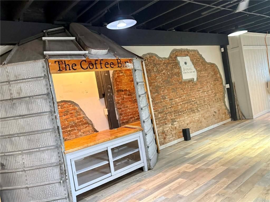 108 E Broadway Street — photo 8