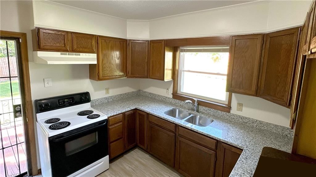Photo 5 of 23 - 2005 E 81st Street, Kansas City, MO 64132