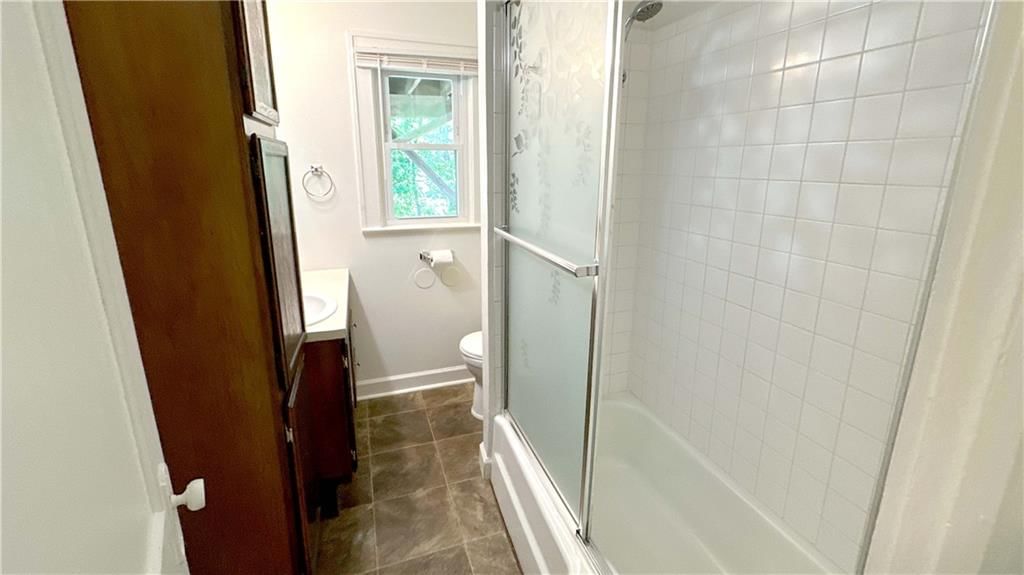 Photo 7 of 23 - 2005 E 81st Street, Kansas City, MO 64132