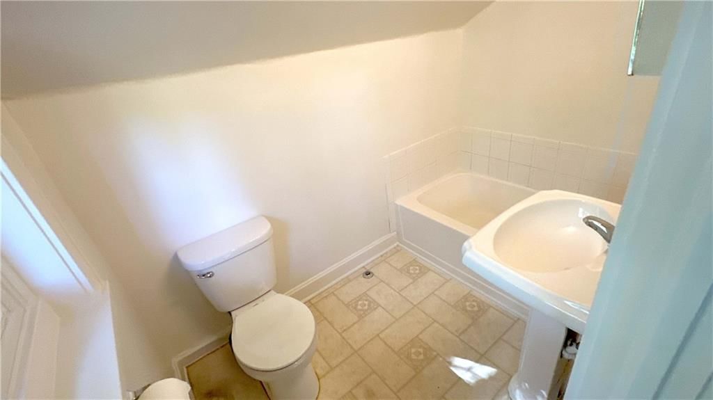 Photo 8 of 23 - 2005 E 81st Street, Kansas City, MO 64132