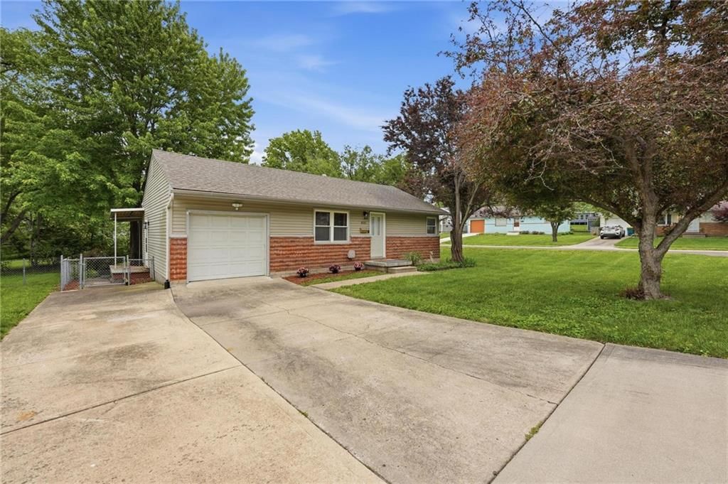 8145 Walmer Street — photo 2