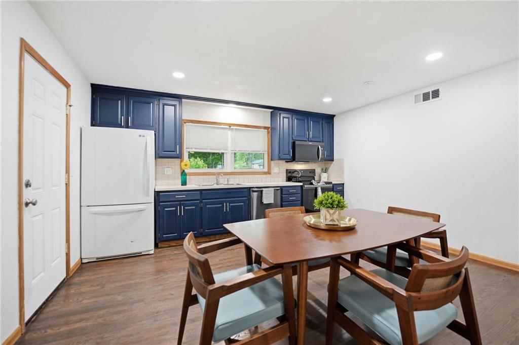 8145 Walmer Street — photo 9