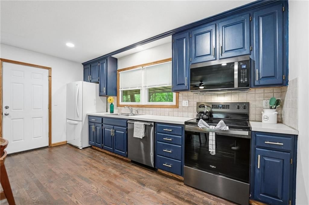 8145 Walmer Street — photo 11
