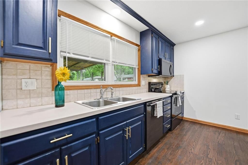 8145 Walmer Street — photo 12