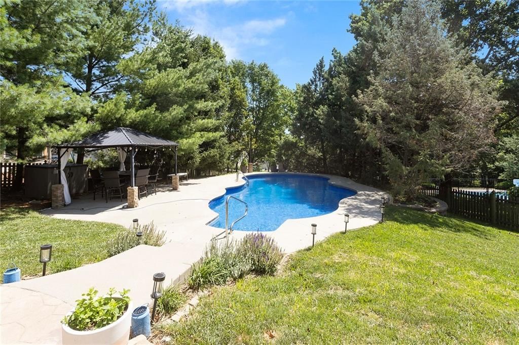 237 NE Hidden Ridge Circle — photo 39