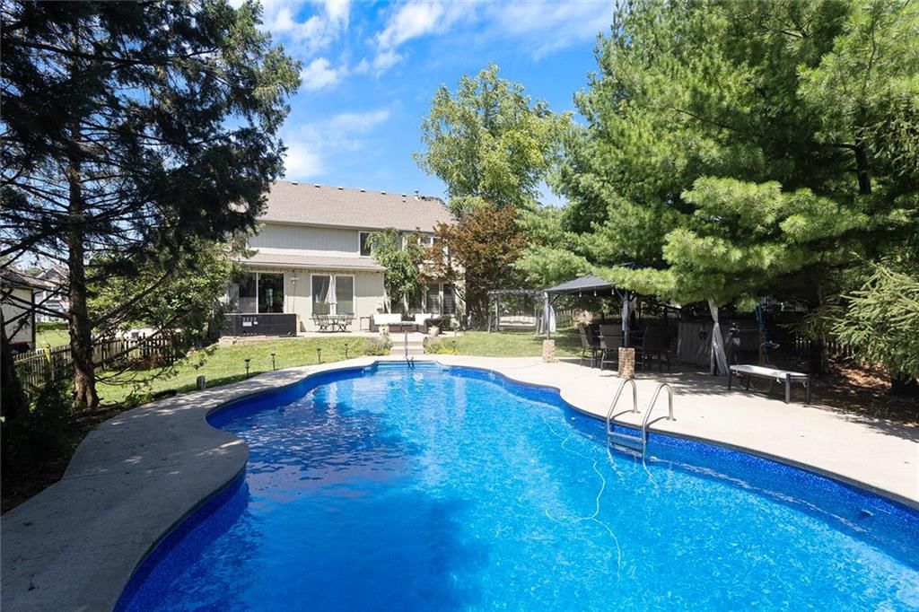 237 NE Hidden Ridge Circle — photo 46