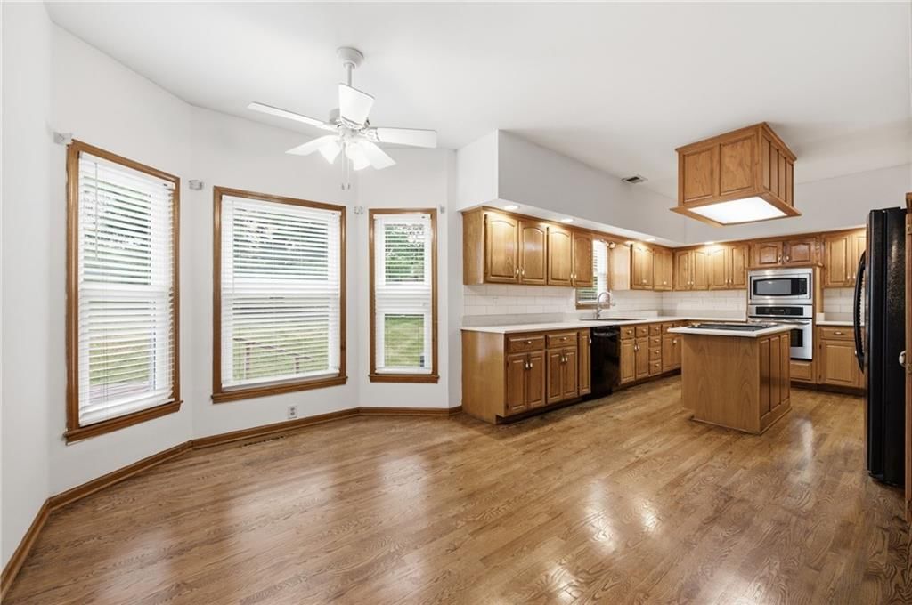 Photo 8 of 66 - 7648 N Lucerne Court, Kansas City, MO 64151