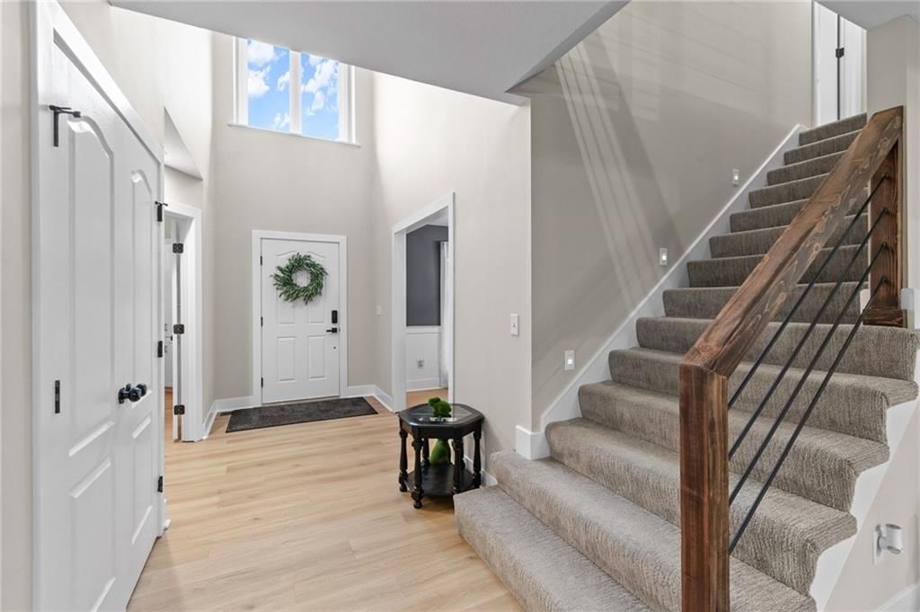 417 NW Cottonwood Drive — photo 2