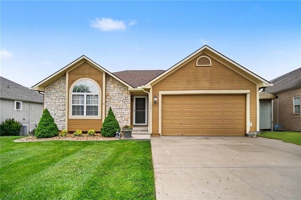 1207 NW Walnut Court — photo 2