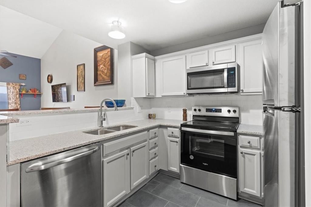 1232 SW WYSTERIA Drive — photo 5