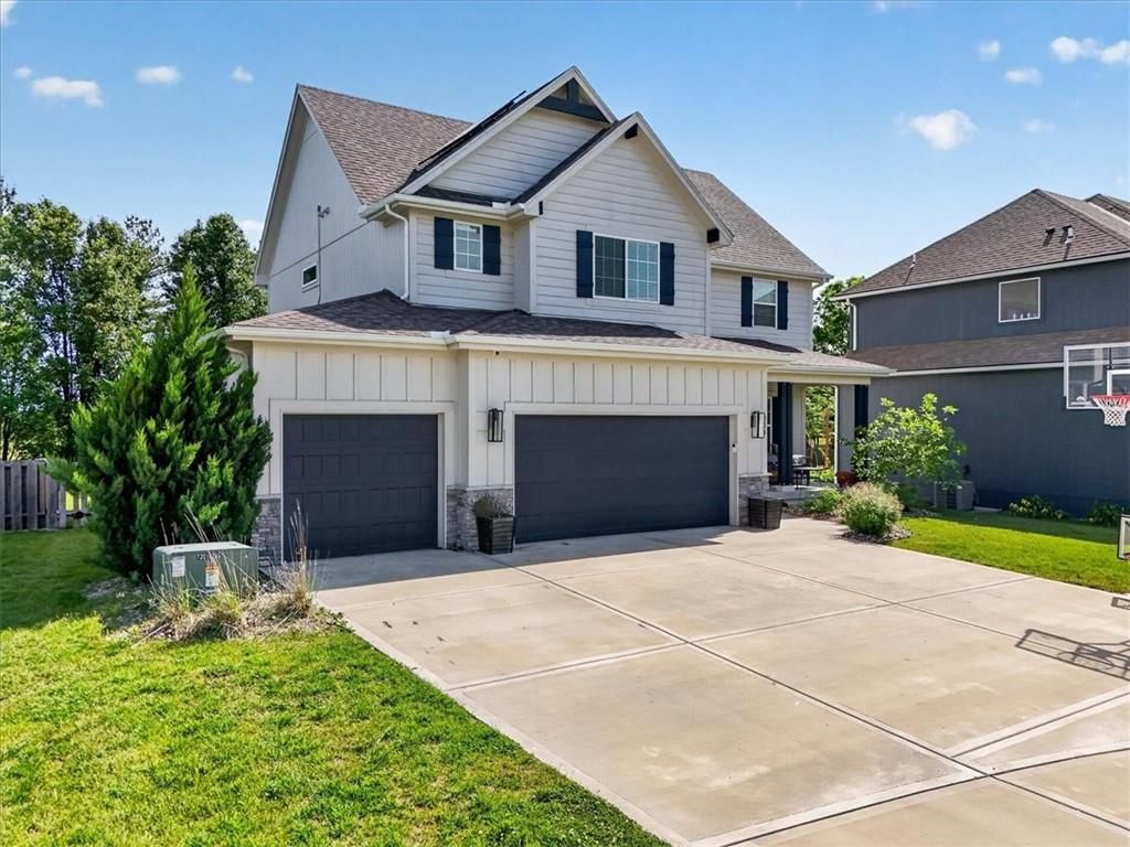 804 SE Holly Court — photo 3