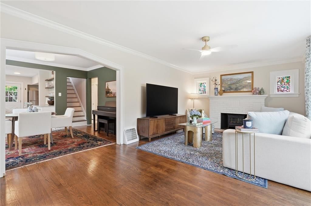 735 E 63rd Terrace — photo 3