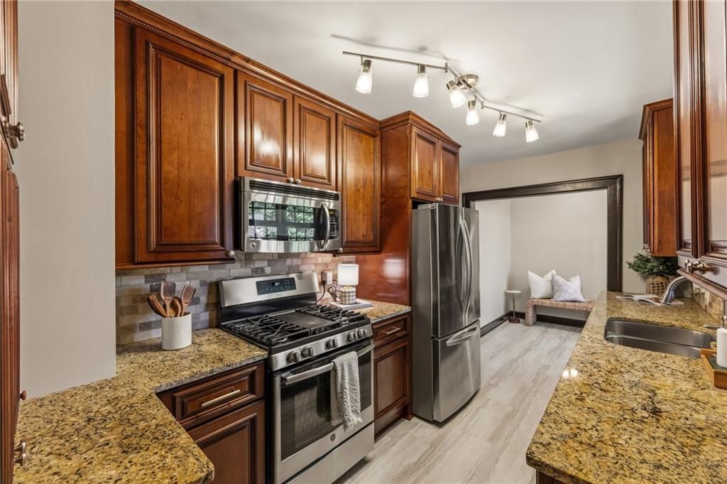 302 E 66th Terrace — photo 18