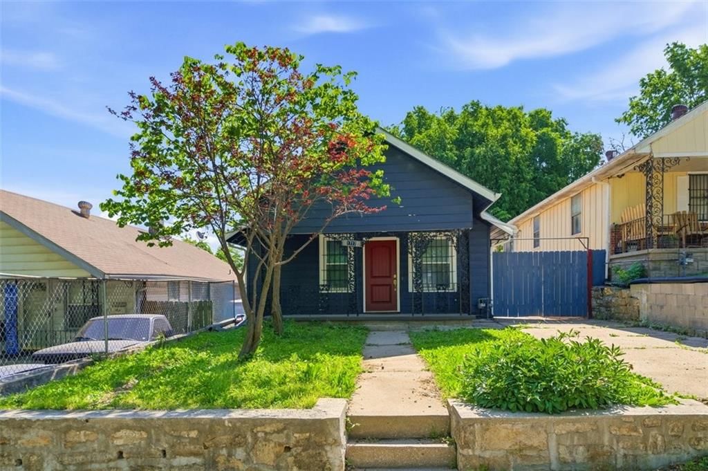1717 Cambridge Avenue — photo 1