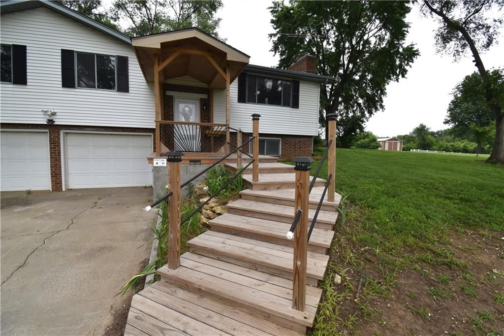 21282 Parallel Road, Tonganoxie, KS: listing photo 2
