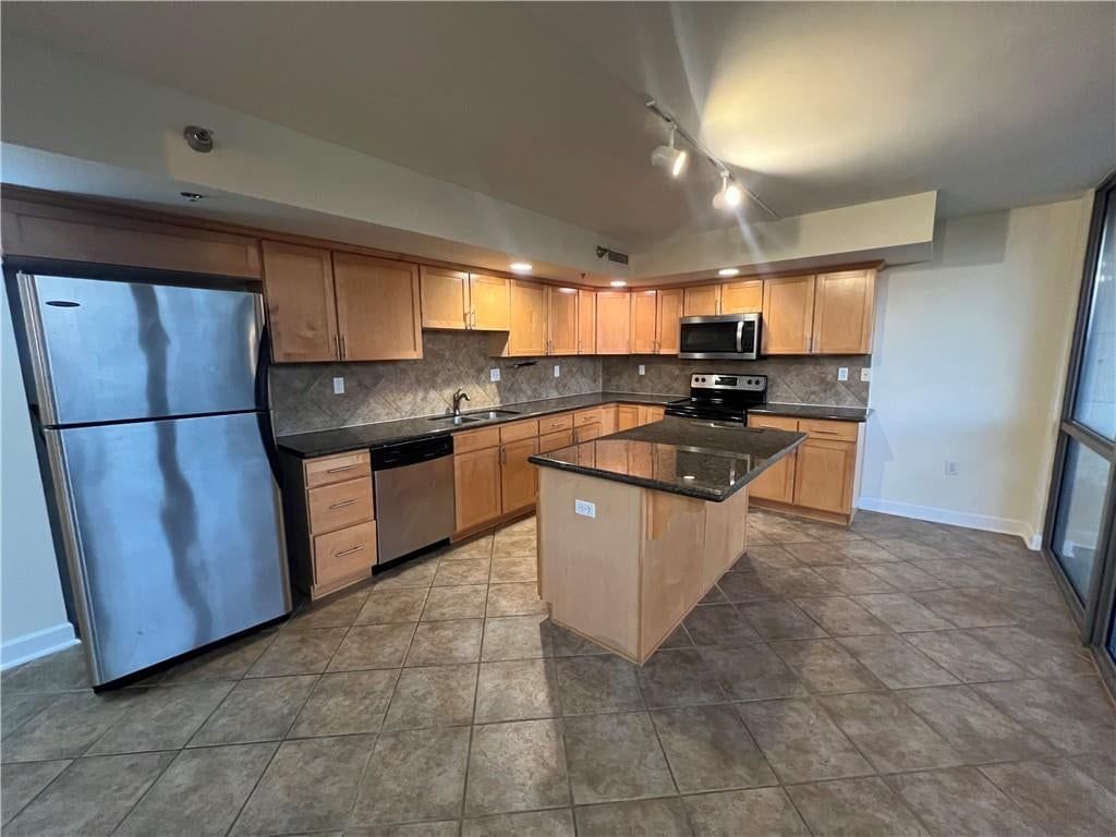 600 E Admiral Boulevard — photo 47