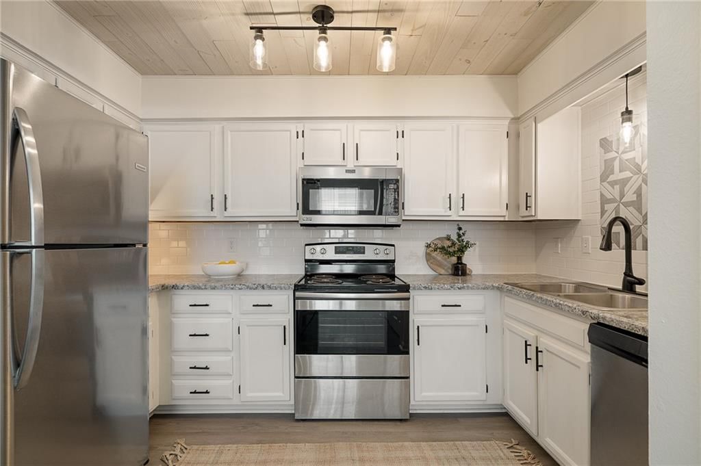 4612 NE Whispering Winds Drive — photo 11