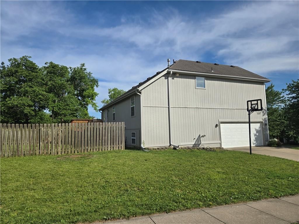 2128 SW British Drive — photo 4