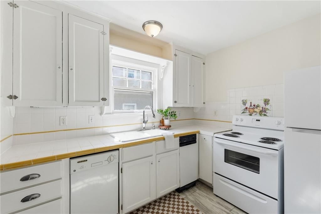 401 E 63rd Terrace — photo 11