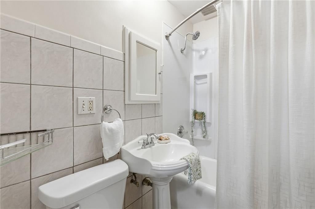 401 E 63rd Terrace — photo 15