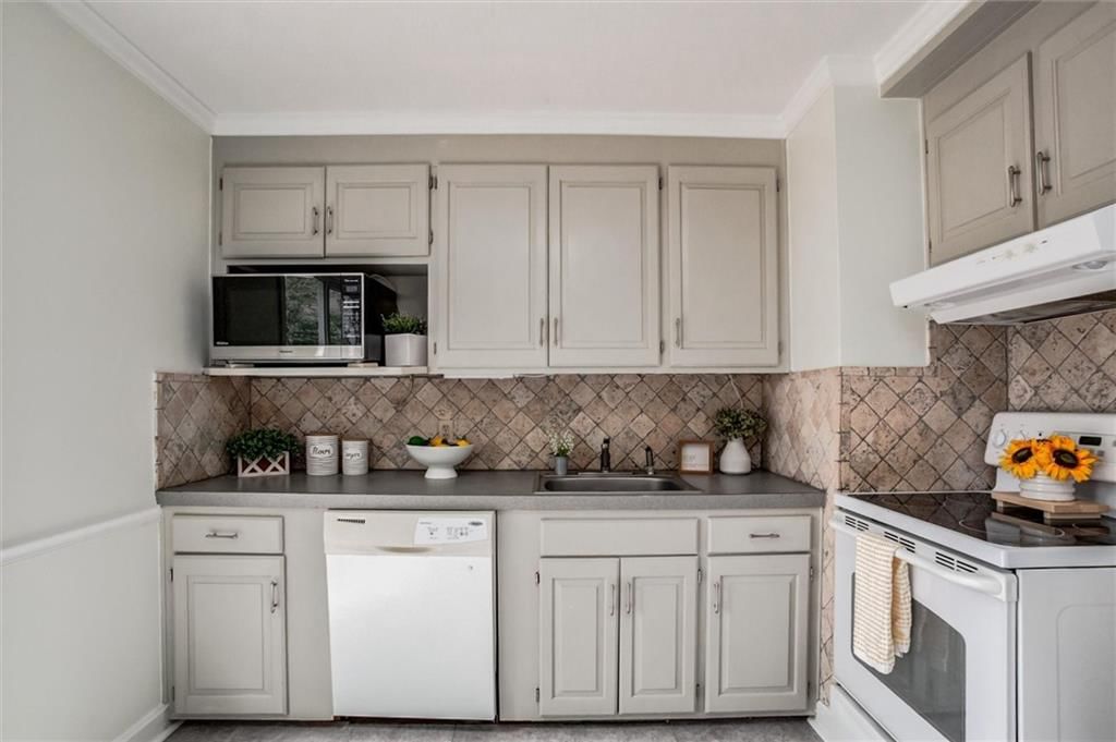 608 W 86th Terrace — photo 8