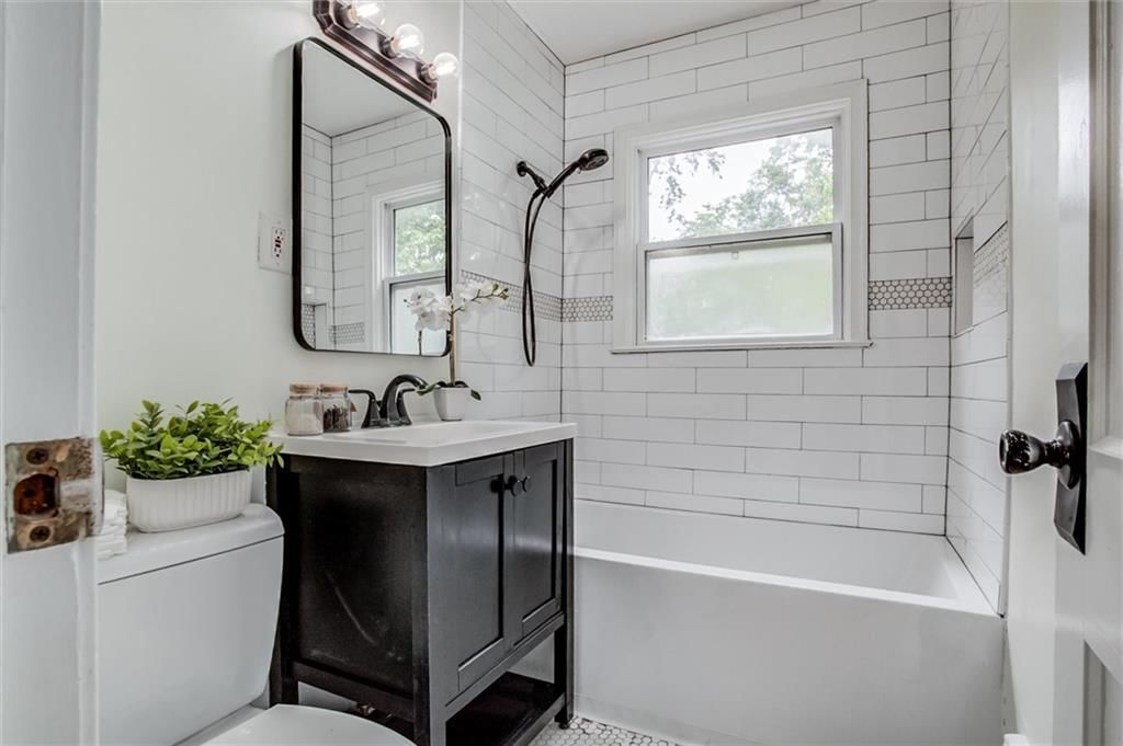 608 W 86th Terrace — photo 10