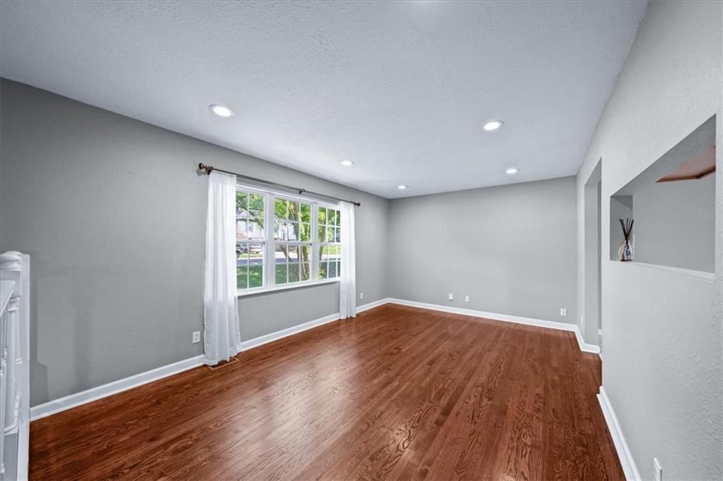 13647 Lawrence Avenue — photo 5