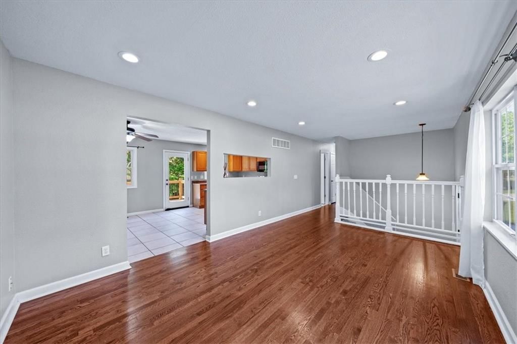 13647 Lawrence Avenue — photo 6