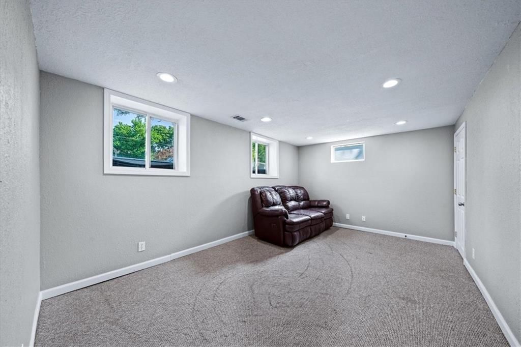 13647 Lawrence Avenue — photo 20