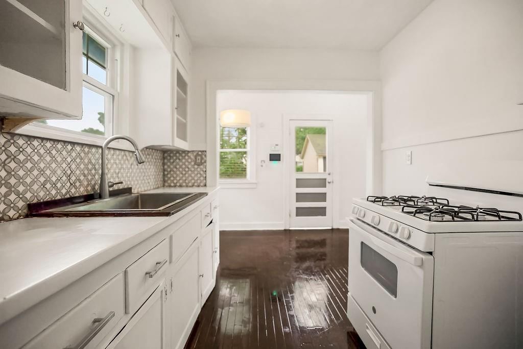 915 E 76th Terrace — photo 8