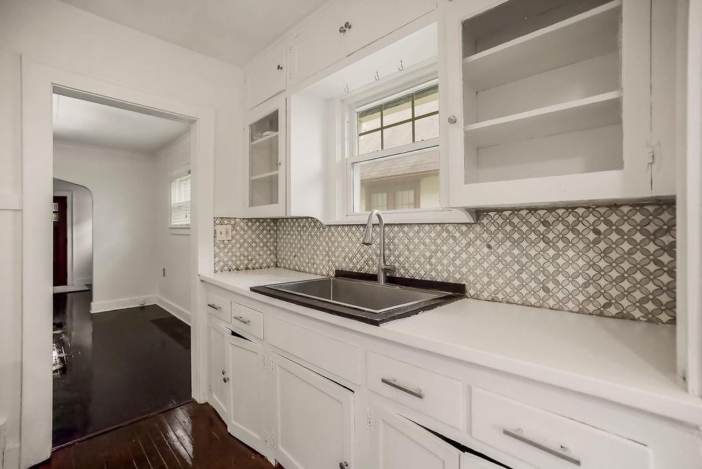 915 E 76th Terrace — photo 10