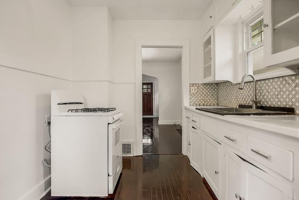 915 E 76th Terrace — photo 11