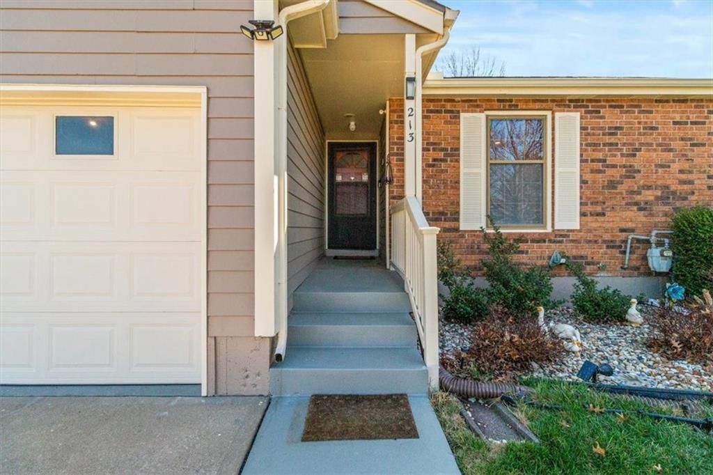 213 SE RIDGEVIEW Drive — photo 3