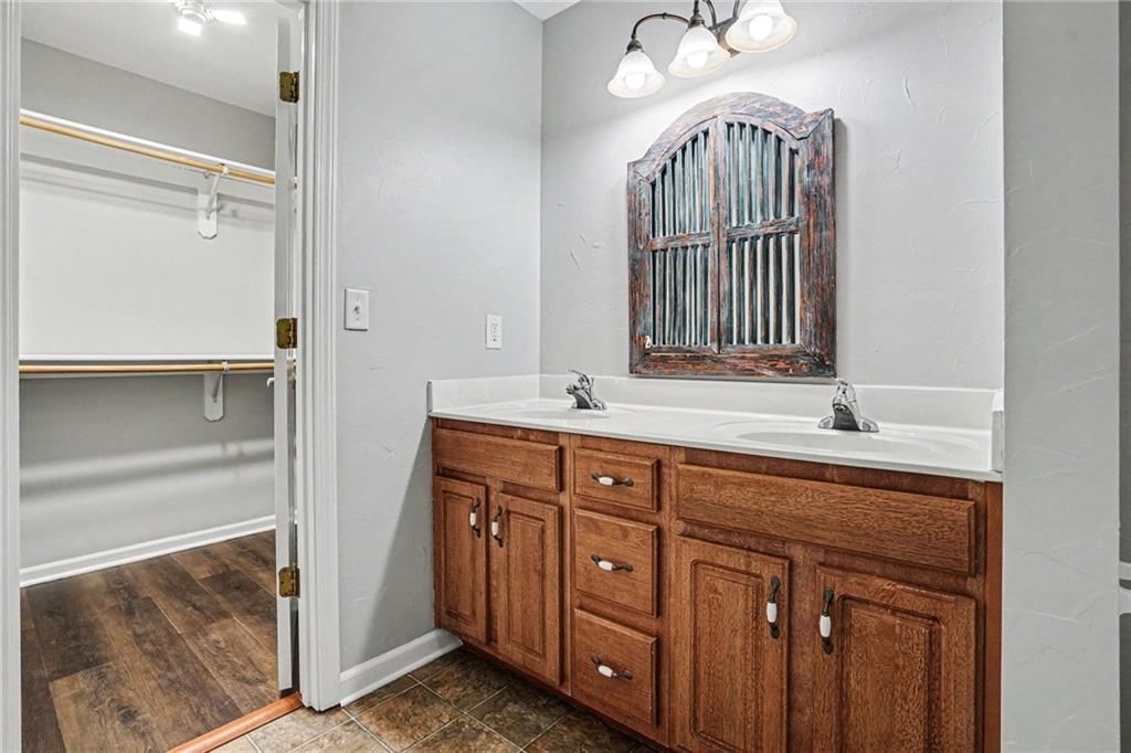 420 SW GRAYSTONE Drive — photo 8