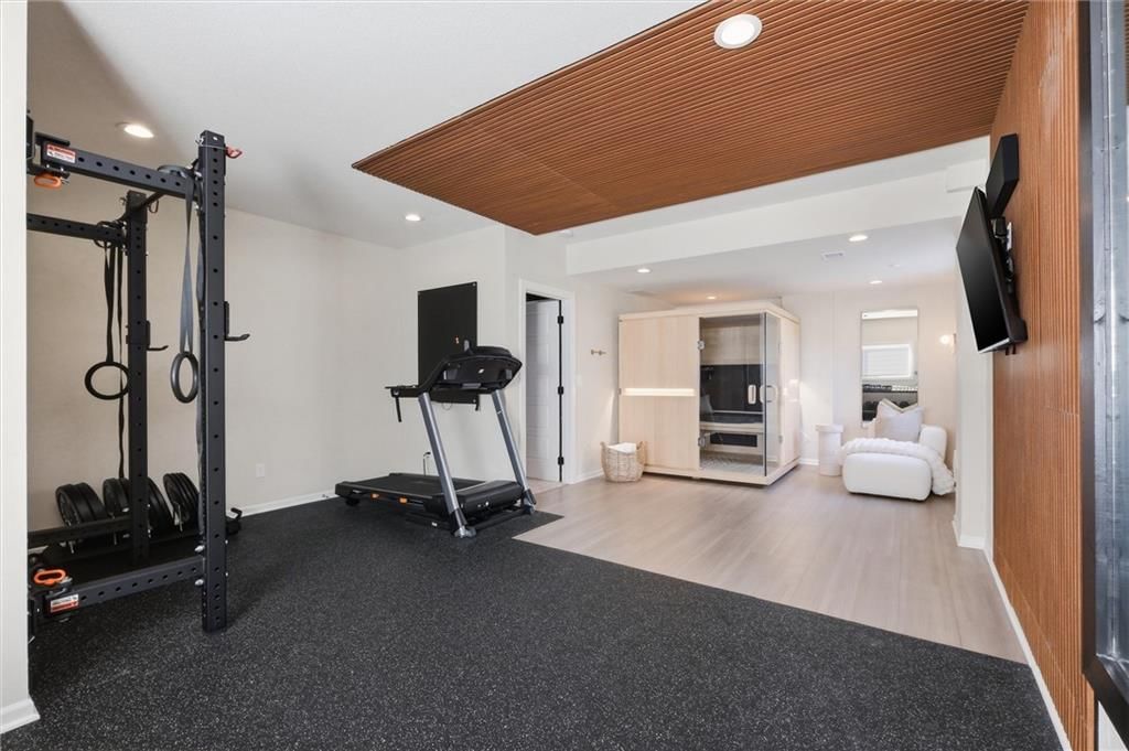 15845 Fontana Street — photo 42