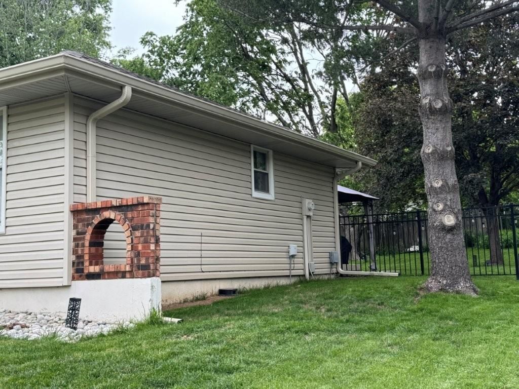 521 NW Chateau Drive — photo 2
