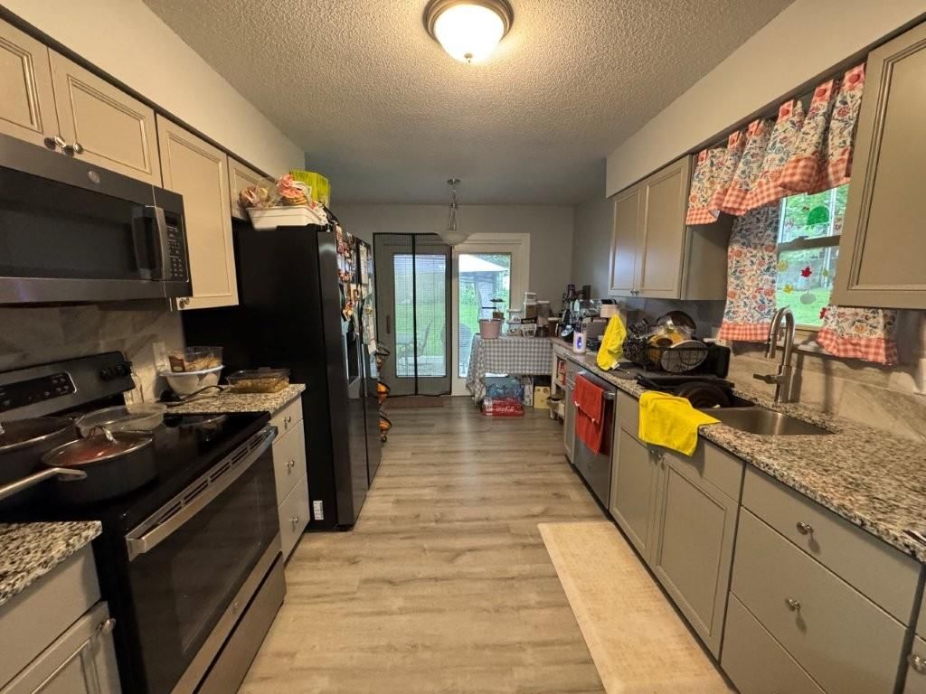 521 NW Chateau Drive — photo 4