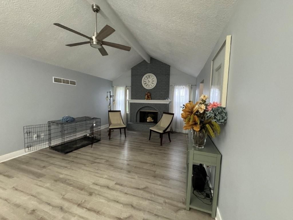 521 NW Chateau Drive — photo 6