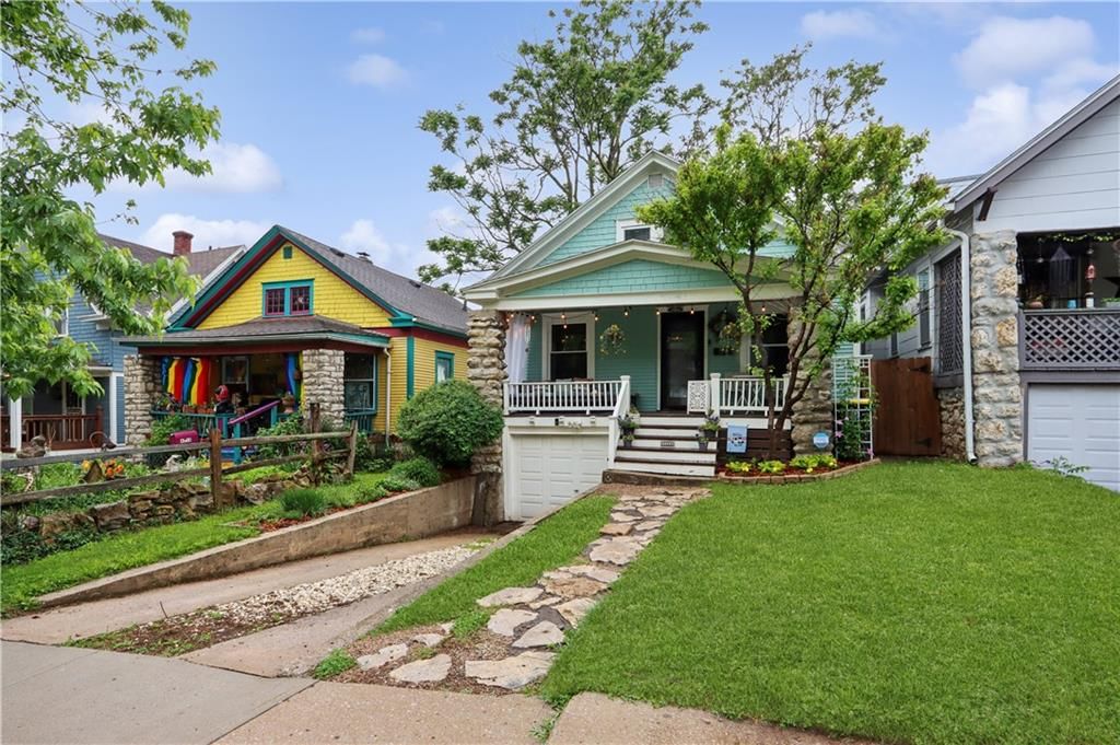 4208 Charlotte Street — photo 2
