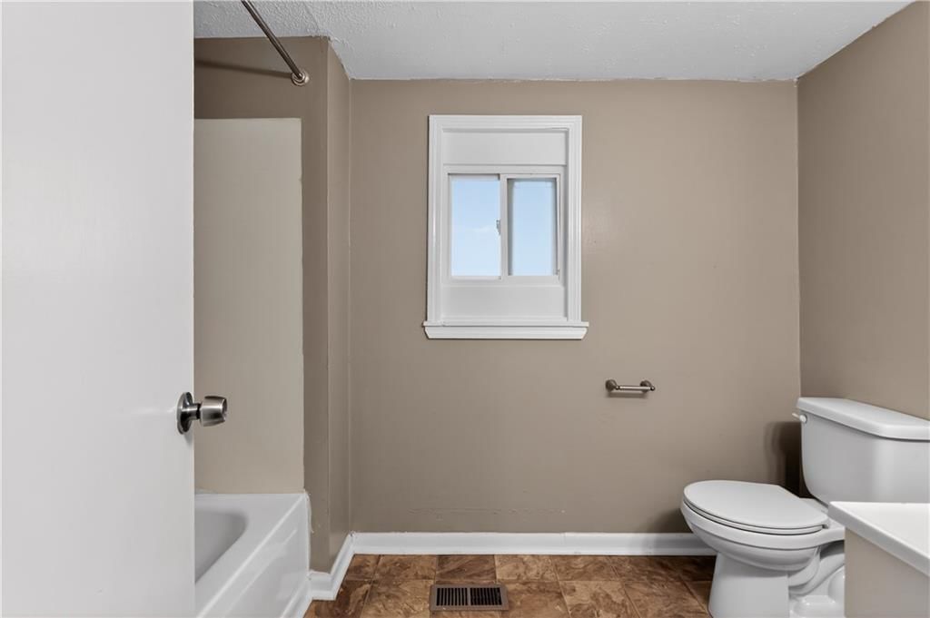 206 W Lawrence Street — photo 28