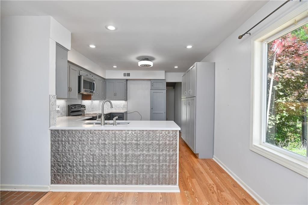 1040 S Wyckford Street — photo 17