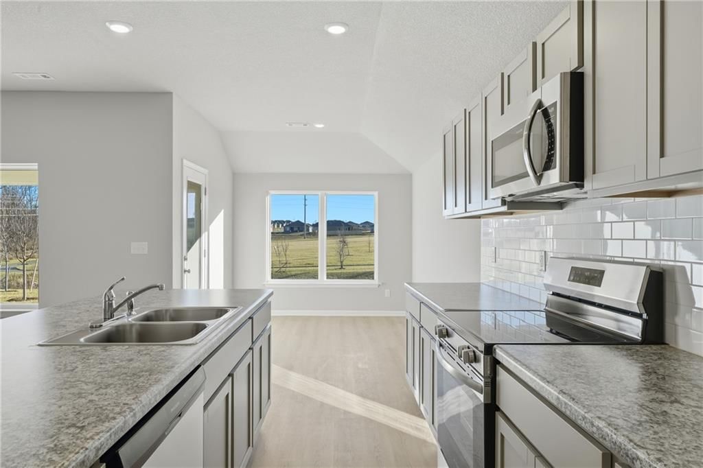 637 W Bluebird Street — photo 8
