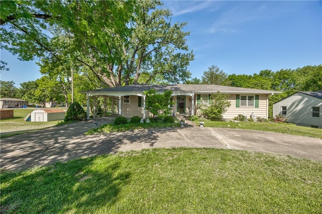1020 S Delaware Street, Tonganoxie, KS