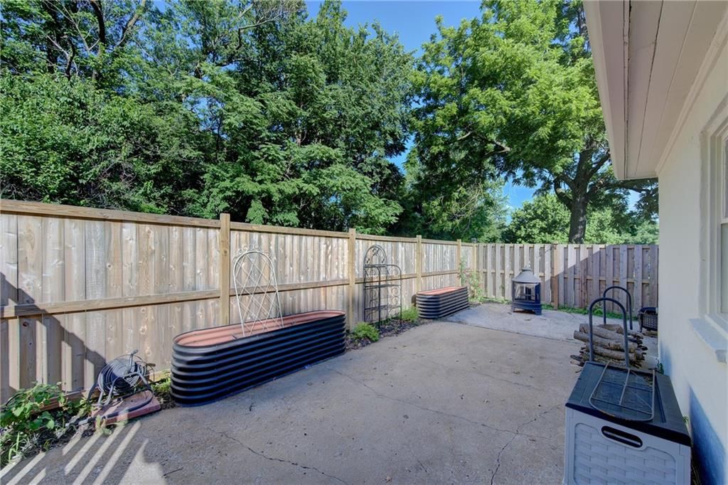 315 E Whittier Street — photo 23